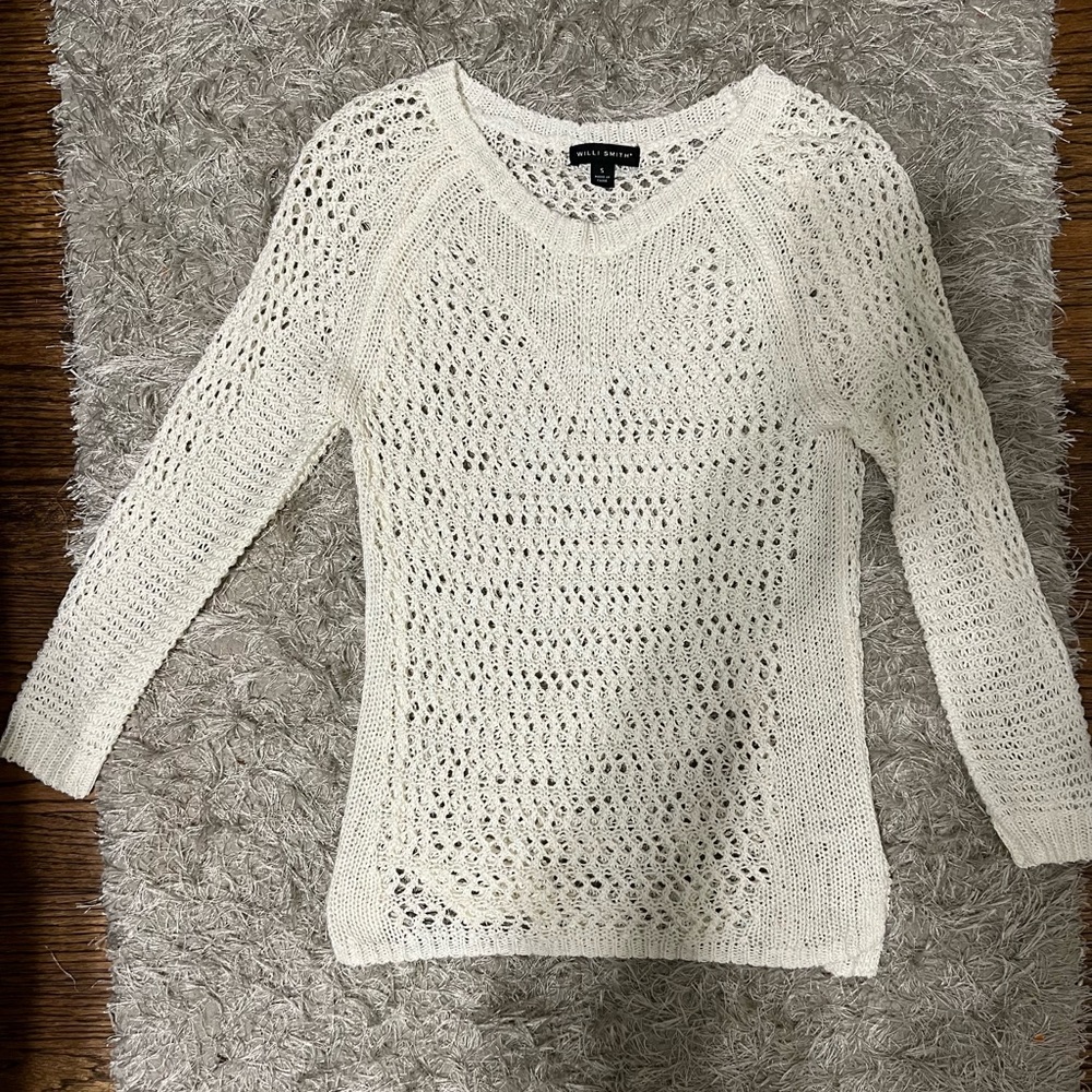 White 3/4 arm length light sweater/top